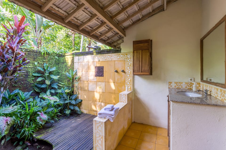 Comfort Double or Twin Room | Bathroom | Free toiletries