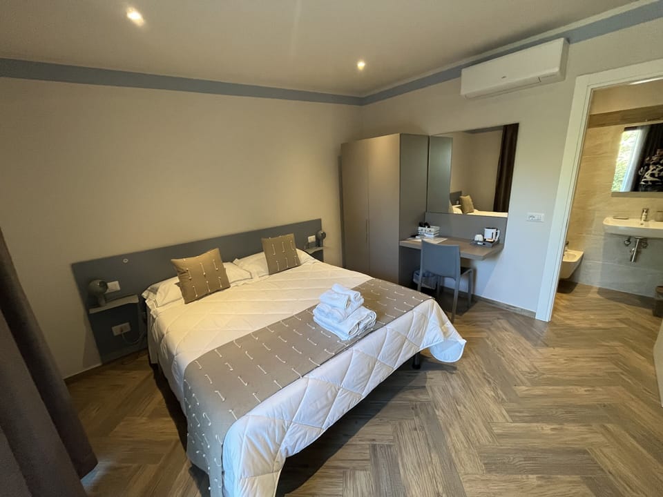 Standard Double Room, 1 Double Bed, Private Bathroom | Free WiFi, bed sheets