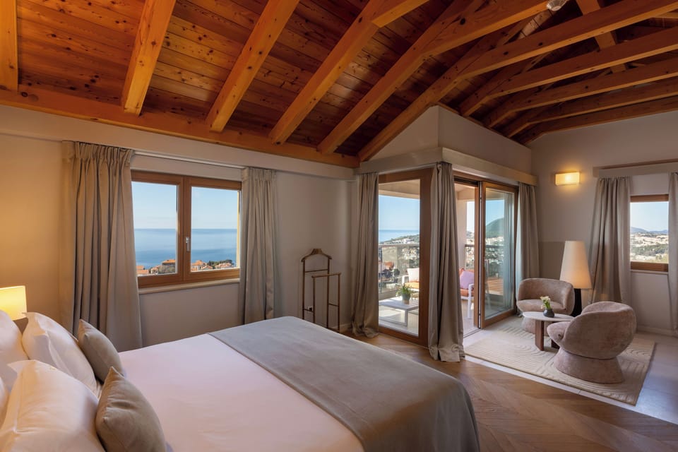 Superior Suite | Premium bedding, minibar, in-room safe, blackout drapes
