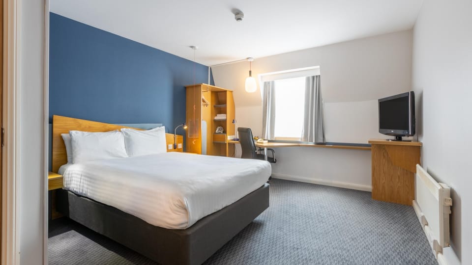 Desk, blackout drapes, free WiFi, bed sheets