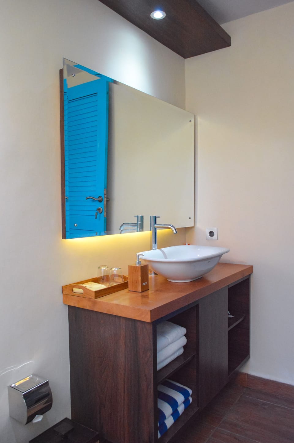 Shower, rainfall showerhead, free toiletries, hair dryer