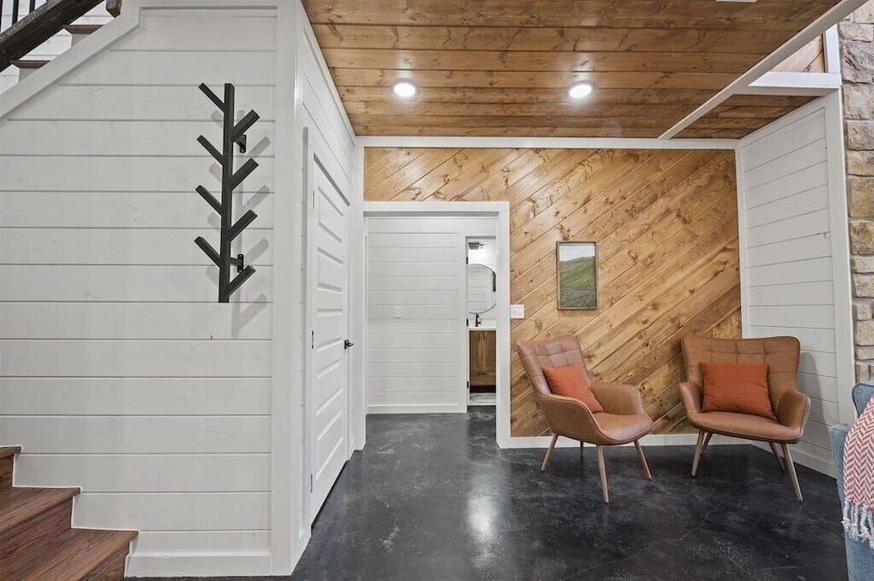 Entryway: Welcoming space with stylish seating and rustic charm, perfect to relax after adventures!