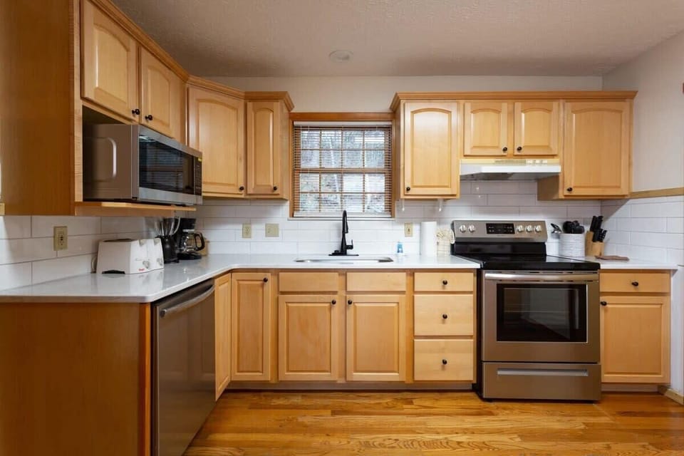 Amazing Kitchen Complete With Stainless Steel Appliances!