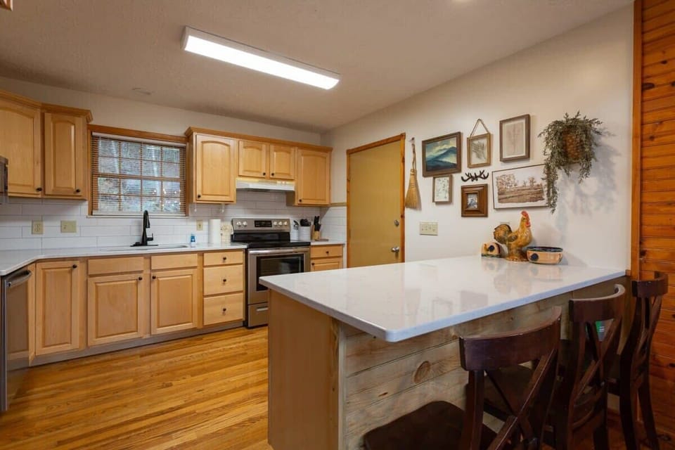 Gorgeous Kitchen With Quartz Countertops!