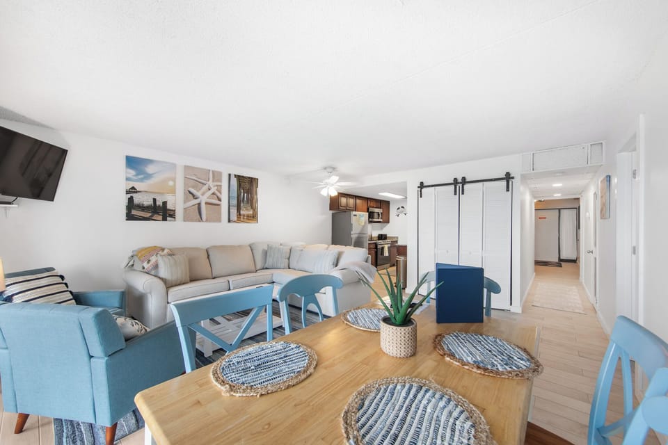 This tropical decor is sure to start your vacation off right!