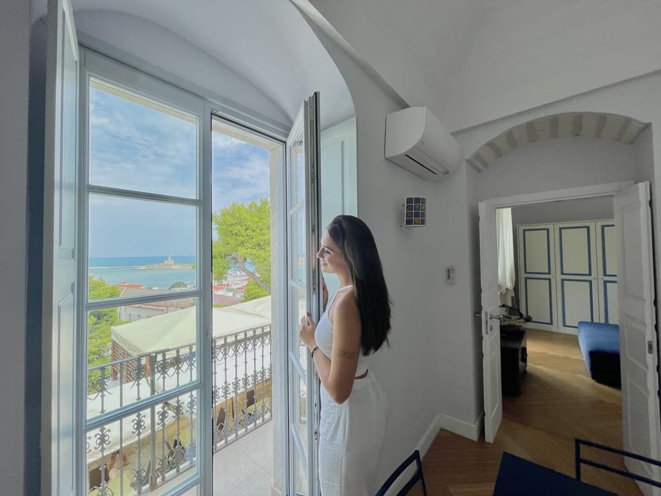Deluxe Room | In-room safe, laptop workspace, blackout drapes, WiFi (free)