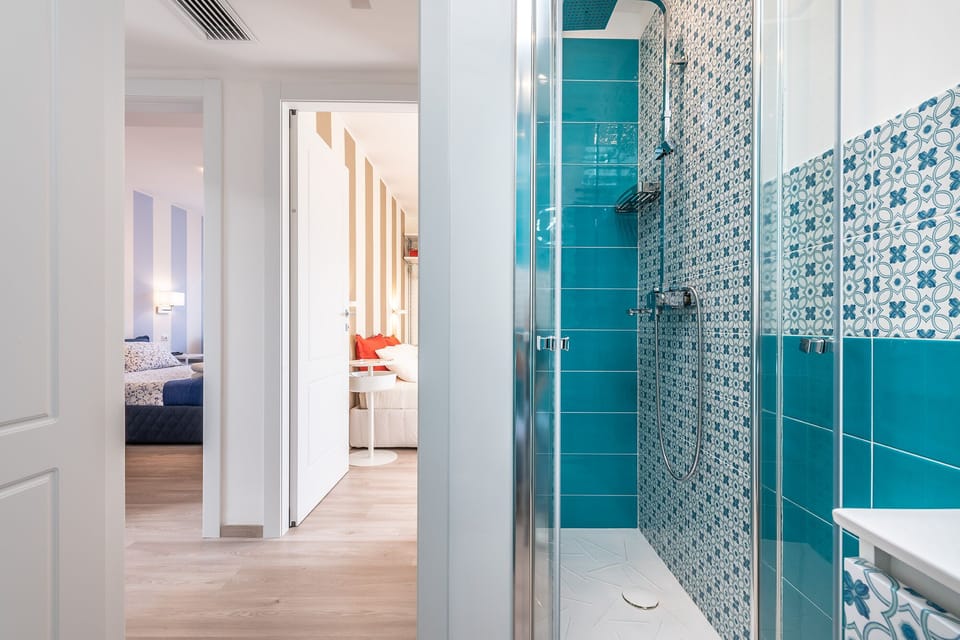 Comfort Room, 1 Queen Bed | Bathroom | Shower, rainfall showerhead, hair dryer, soap