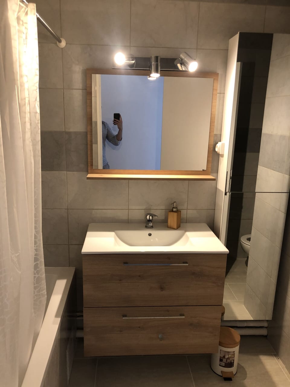 Deluxe Single Room, Shared Bathroom | Bathroom | Separate tub and shower