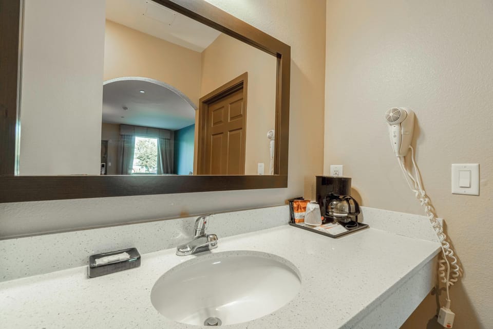 2 Queen Beds Suite Non-Smoking | Bathroom | Free toiletries, hair dryer, towels