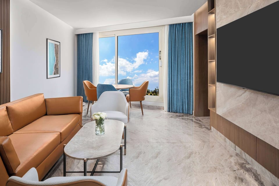 Royal Executive Deluxe Suite | Living area