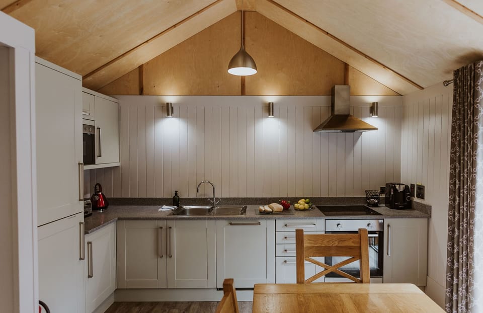 Cottage | Private kitchen | Dishwasher, electric kettle, cookware/dishes/utensils