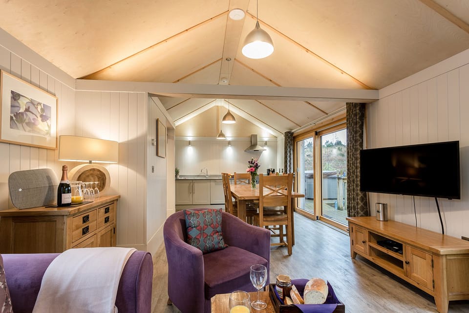 Cottage | Living area | Fireplace