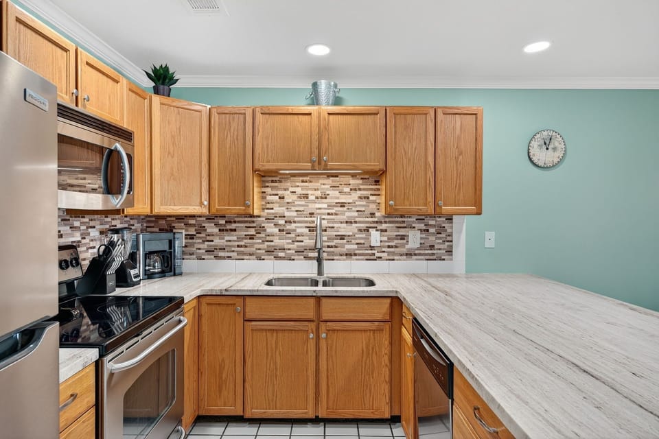 Condo, 3 Bedrooms | Private kitchen | Coffee/tea maker, fridge, oven, toaster