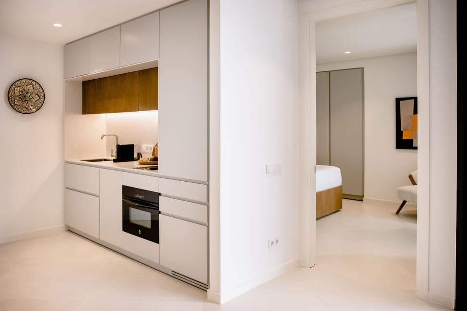 Full-size fridge, oven, stovetop, dishwasher