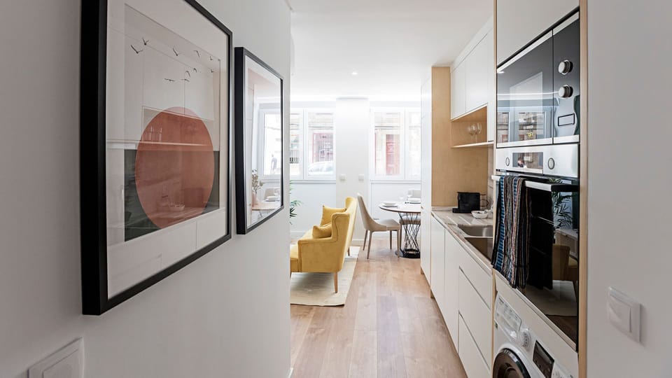 Fully equipped kitchenette with dishwasher and washing machine for effortless stays.

#laundry #fullyequipped #extendedstay #lovelystay