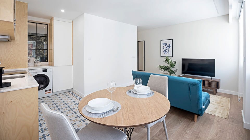 Gorgeous open-plan main area featuring the kitchenette, dining space, and living room — designed for effortless, stylish living.

#gorgeous #openplanliving #modernstay #lovelystay