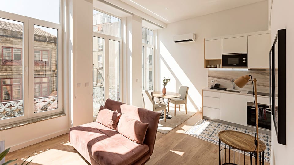 Bright open-plan living and dining area with kitchenette and AC — a stylish, comfortable space to relax and unwind.

#comfort #gorgeous #openplanliving #lovelystay