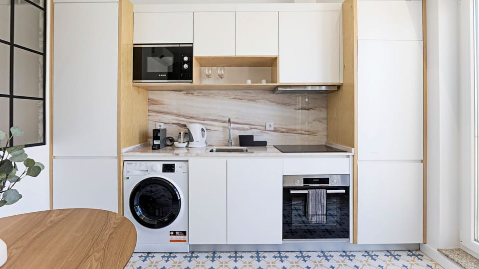 Fully equipped kitchenette with dishwasher and washing machine — modern convenience for a seamless and stress-free stay.

#modern #fullyequipped #extendedstay #lovelystay