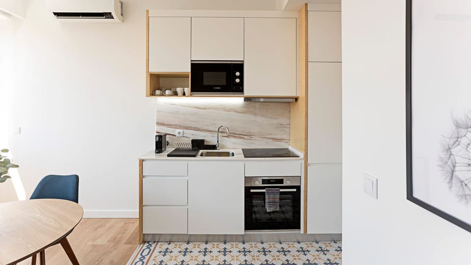 Fully equipped kitchenette with dishwasher and washing machine — where comfort meets everyday convenience for a seamless stay.

#comfort #modernliving #fullyequipped #lovelystay