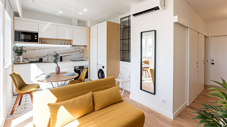 Cozy living and dining area with a fully equipped kitchenette, plus AC to keep the space comfortable all year round.

#AC #stylish #openplanliving #lovelystay