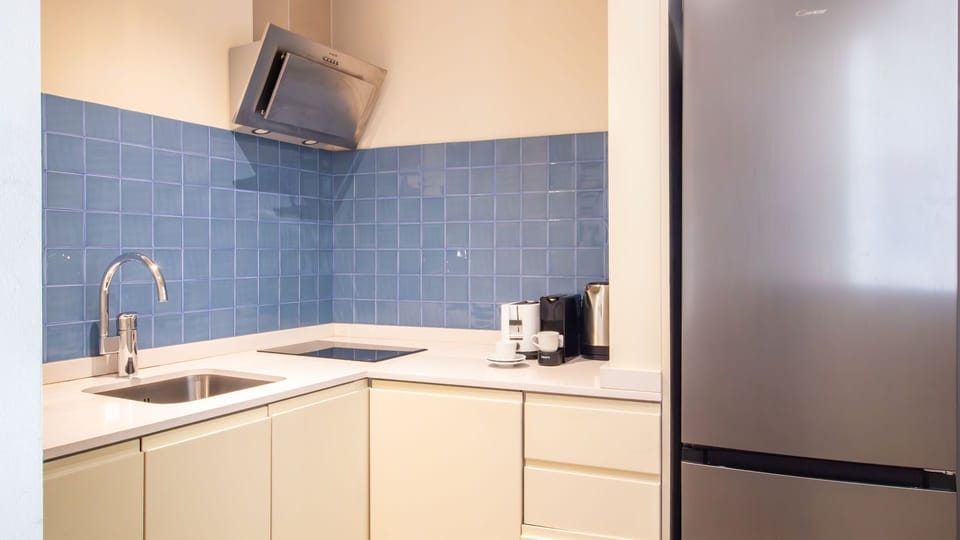 A well-equipped kitchen with everything you need for easy, comfortable stays.

#PortoStay #AirbnbPorto #FullyEquipped #CityLiving