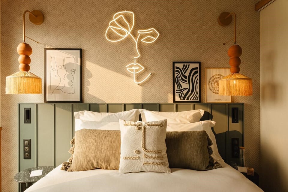 Standard Room, 1 Queen Bed, Balcony (Classic Room with balcony) | In-room safe, soundproofing, free WiFi, bed sheets
