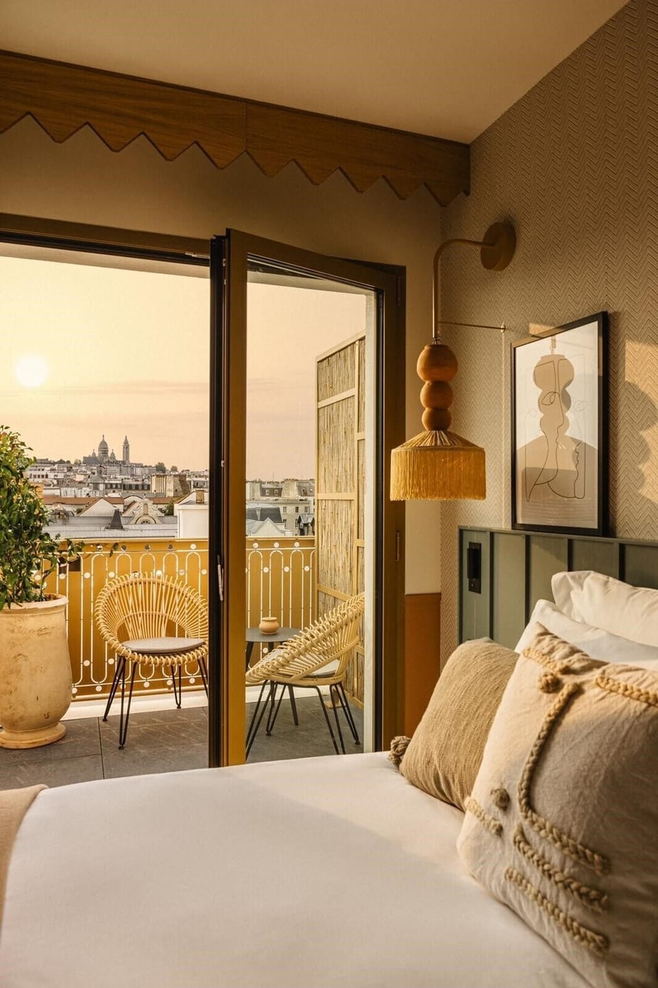 Standard Room, 1 Queen Bed (Classic Room with balcony Montmartre ) | In-room safe, soundproofing, free WiFi, bed sheets