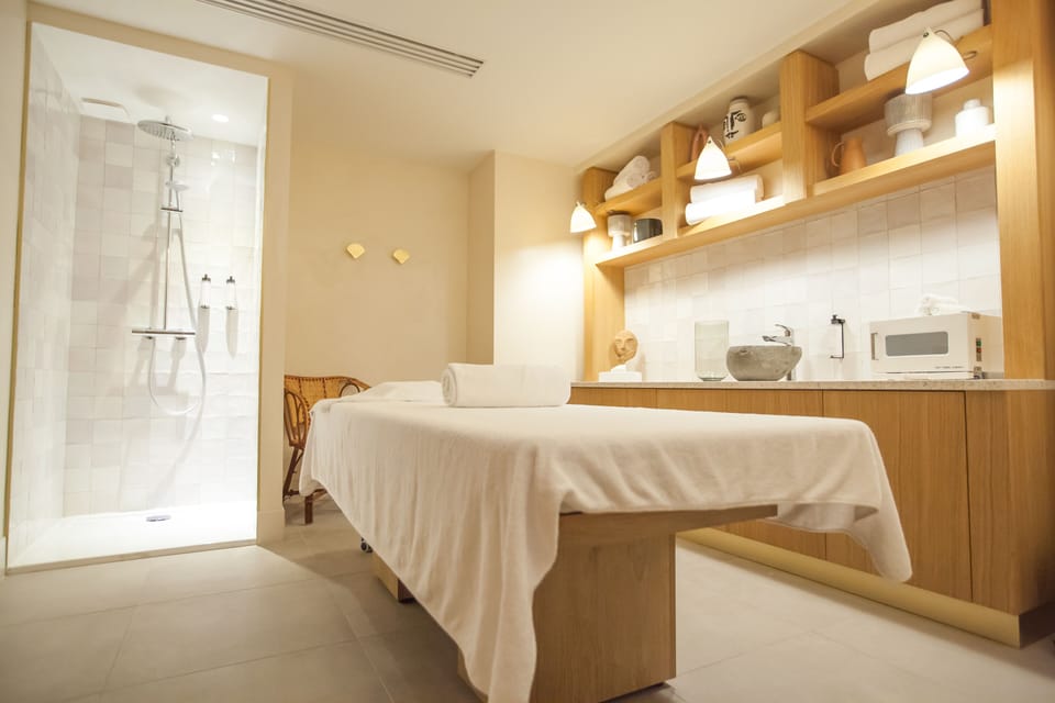 Couples treatment rooms, body treatments, deep-tissue massages