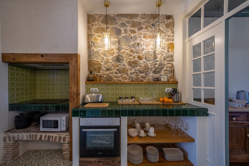 Full-size fridge, microwave, oven, stovetop