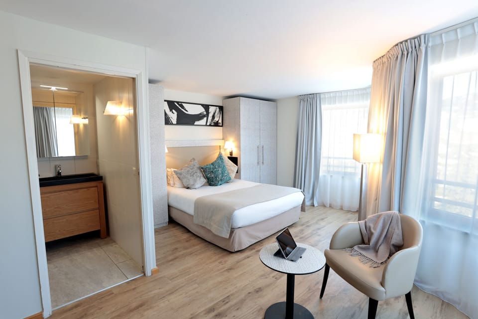 Premium bedding, minibar, in-room safe, desk