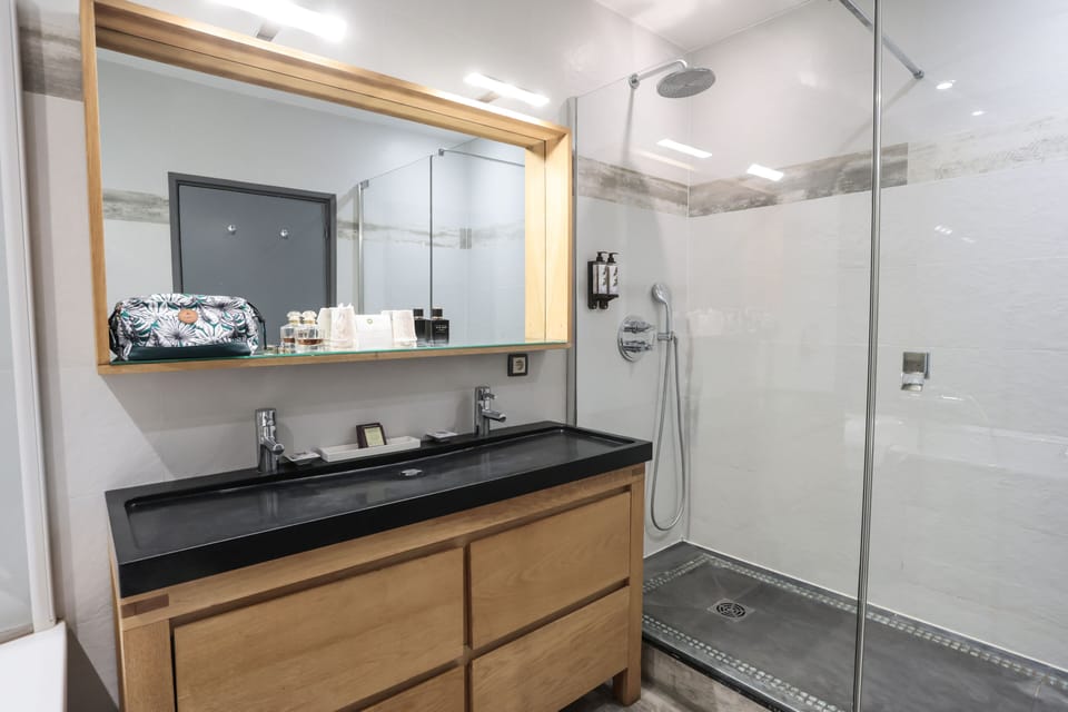 Junior Suite | Bathroom | Deep soaking tub, free toiletries, hair dryer, bathrobes