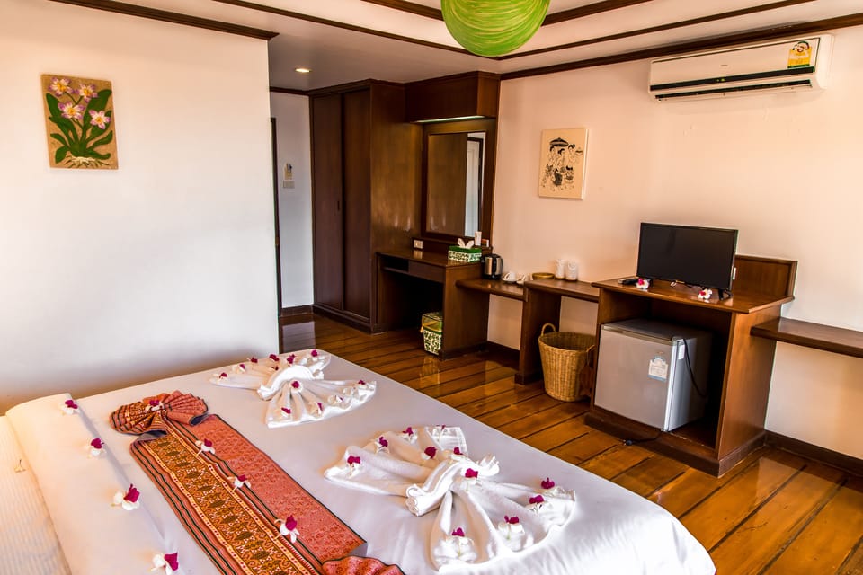 Deluxe Bungalow, Partial Ocean View | In-room safe, desk, soundproofing, WiFi (free)