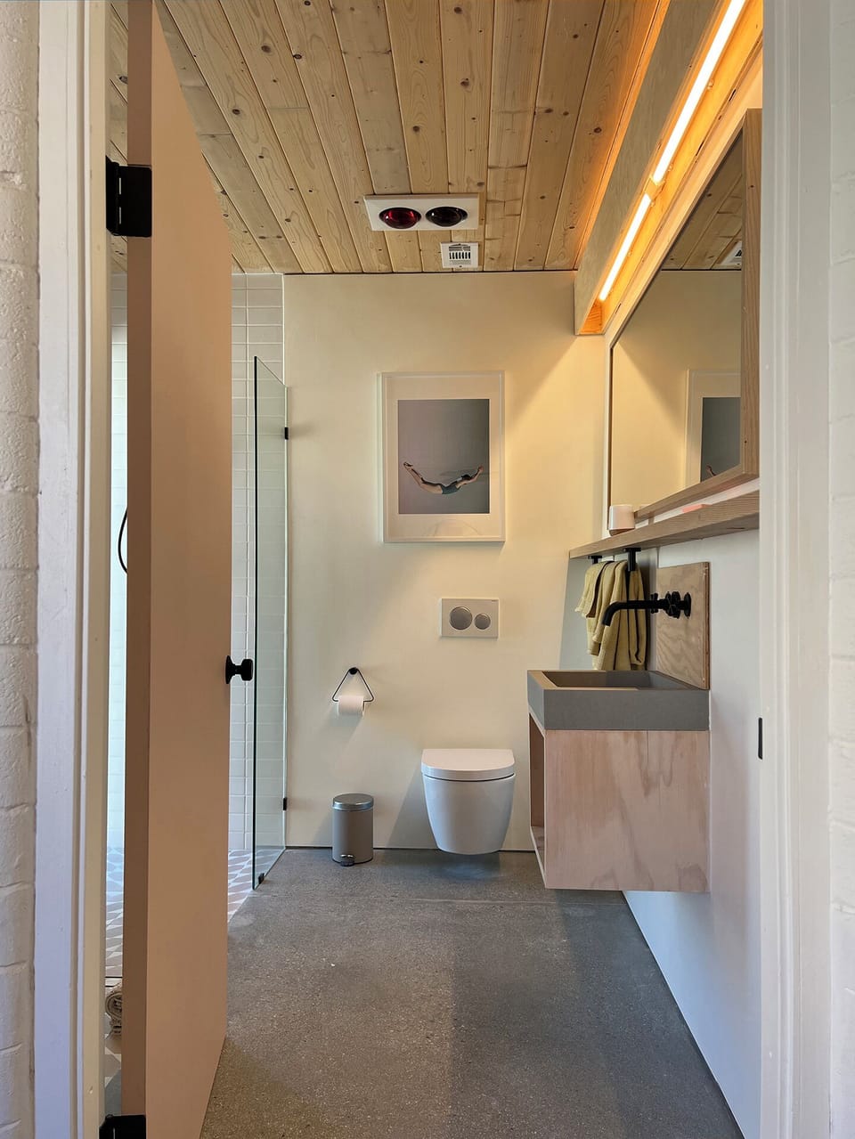 Bathroom 2 (ensuite)