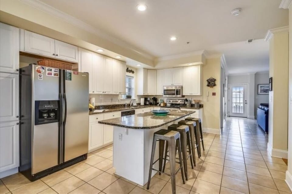 Kitchen w/ new Refrigerator, Dishwasher, Stove, Microwave