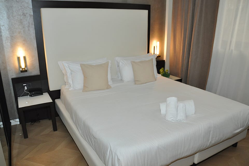 Down comforters, minibar, in-room safe, desk
