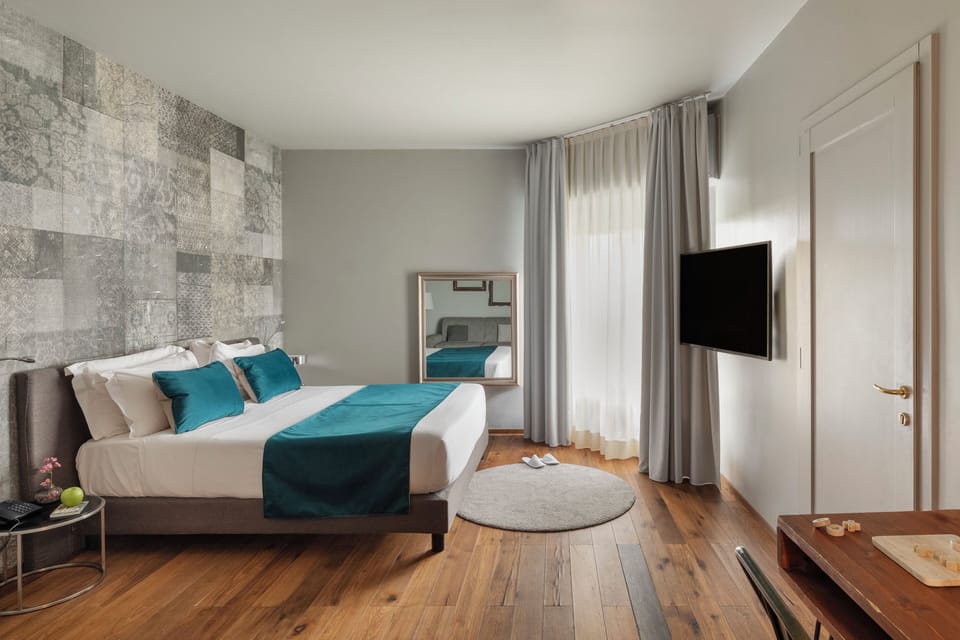 Junior Suite, 1 King Bed with Sofa bed, Jetted Tub (Jacuzzi) | Down comforters, minibar, in-room safe, desk