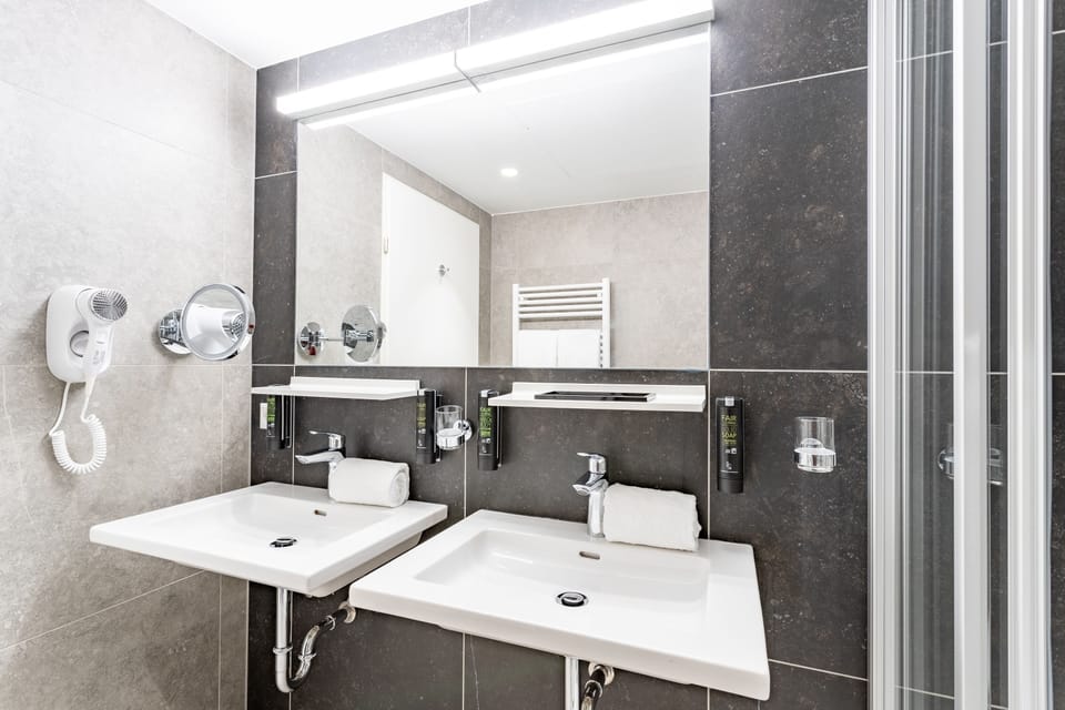Weekend Suite | Bathroom | Shower, hair dryer, bathrobes, slippers