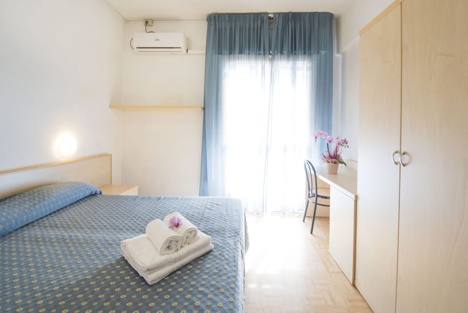 Comfort Room | Minibar, desk, laptop workspace, travel crib