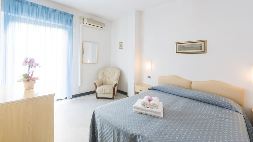 Comfort Room | Minibar, desk, laptop workspace, travel crib