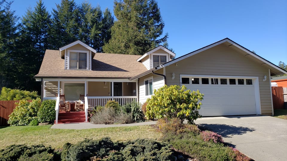 Located in a quiet neighborhood just a few minutes drive to beaches & town.