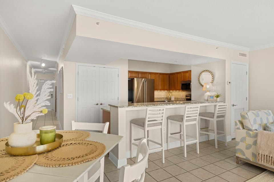 Dining for 4, Breakfast Bar for 3