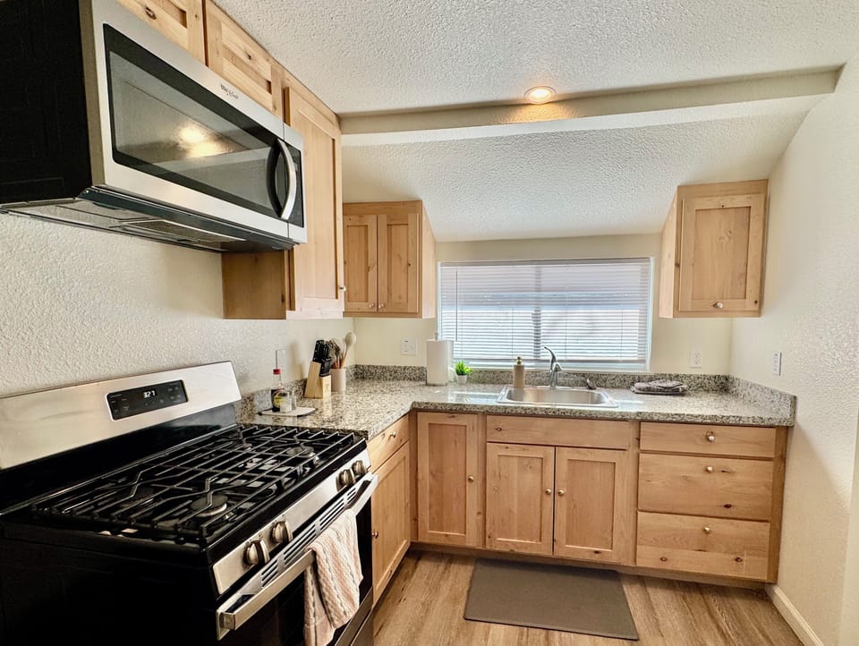 Deluxe Apartment, 3 Bedrooms | Private kitchen | Coffee/tea maker