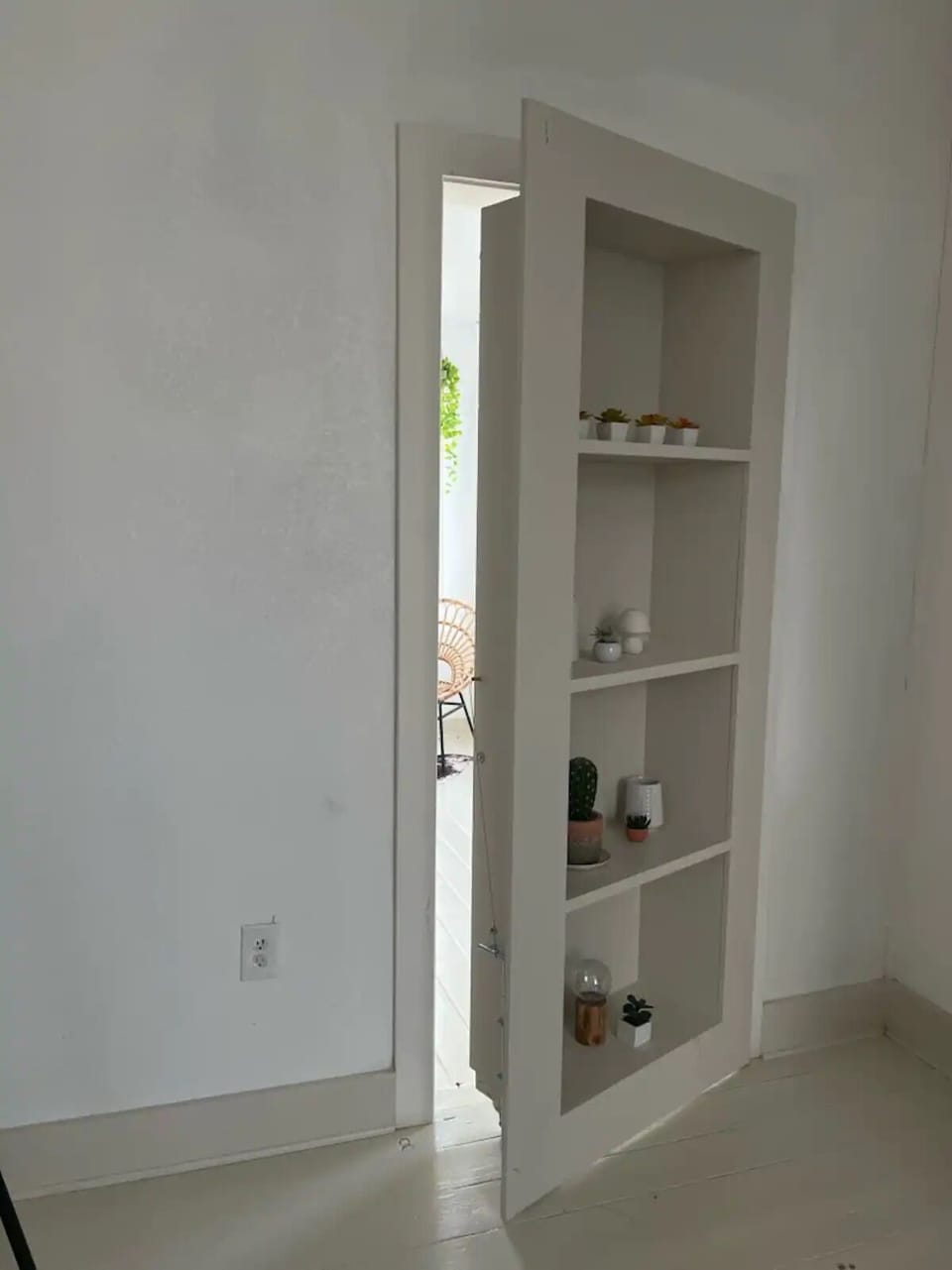 Bookcase to hidden room ;)