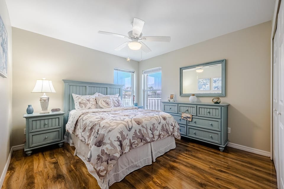 Guest bedroom with queen bed