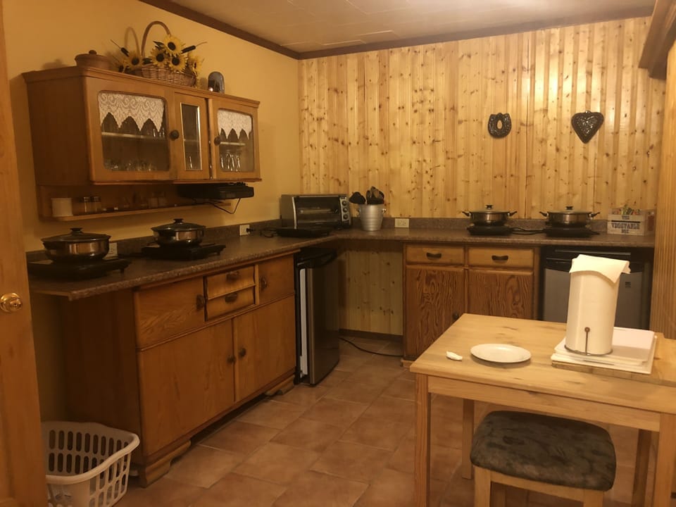 Full-size fridge, microwave, oven, stovetop