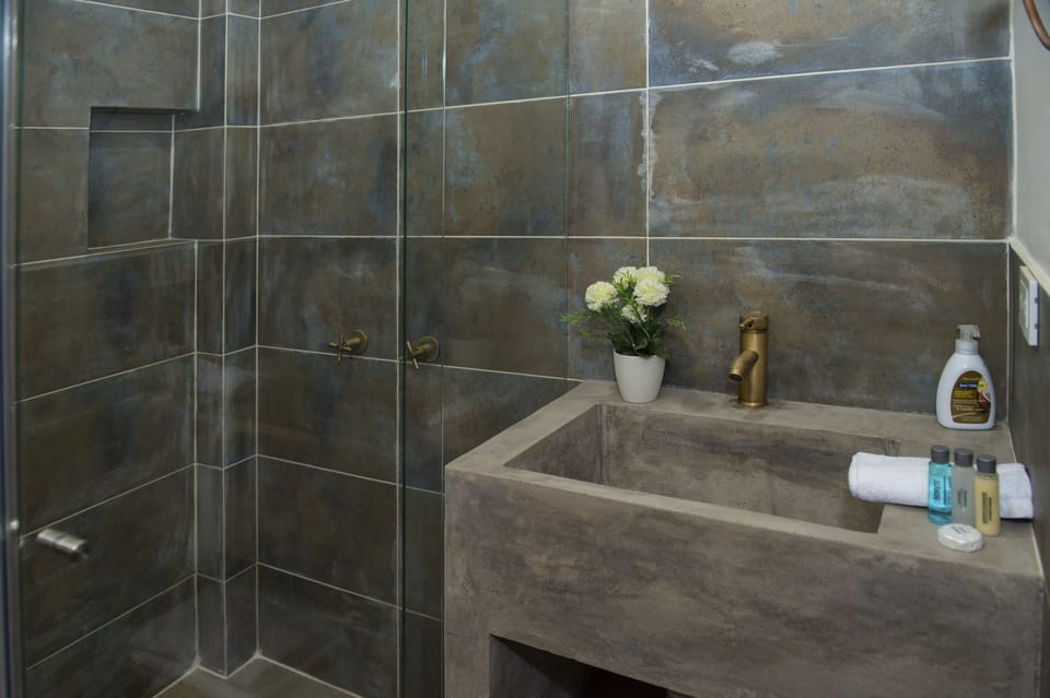 Panoramic Room | Bathroom | Free toiletries, hair dryer