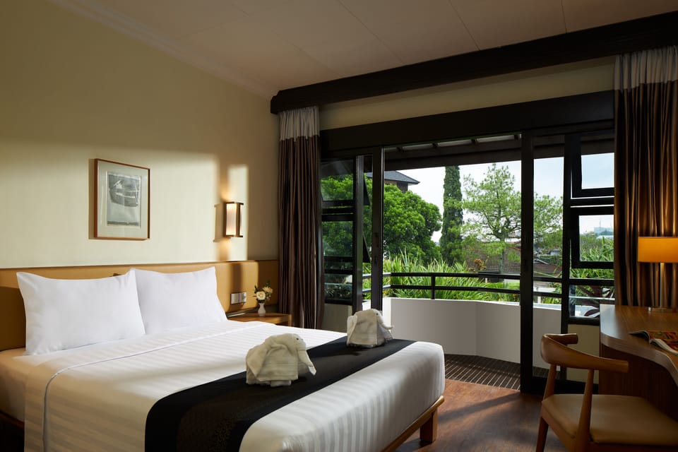 Moderate Twin / Queen Bed | In-room safe, desk, laptop workspace, free WiFi