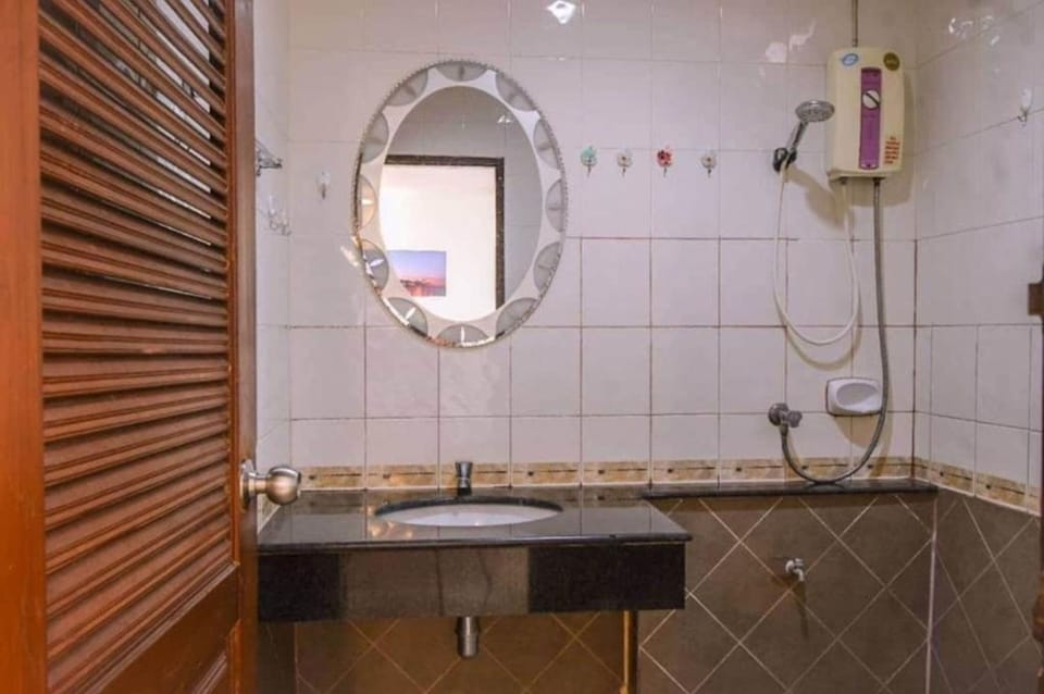 Shower, free toiletries, bidet, towels
