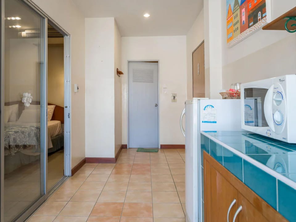 Junior Suite | Minibar, in-room safe, desk, laptop workspace