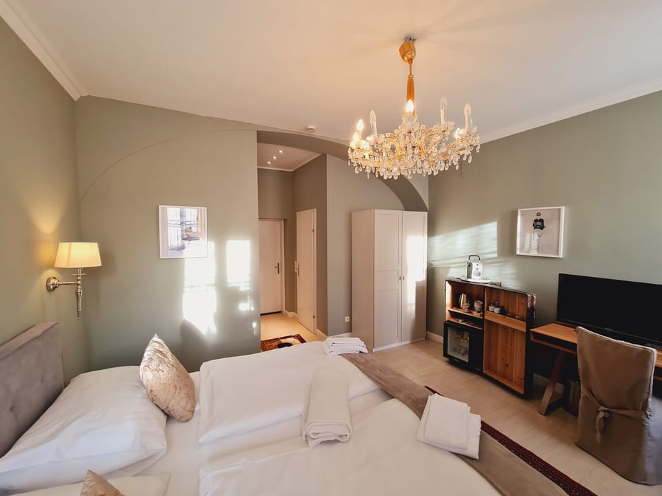Superior Double Room | Minibar, desk, blackout drapes, soundproofing